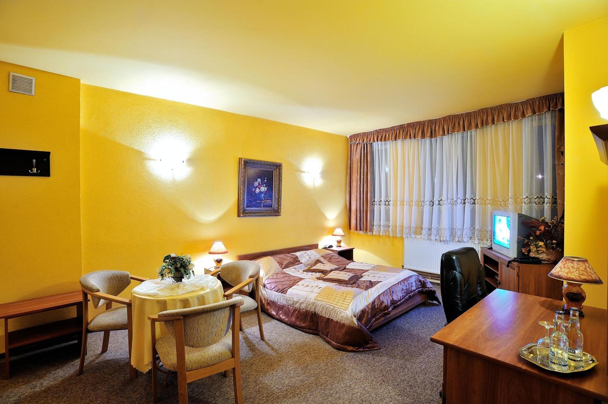 Hotel Restauracja Twist Krosno Buitenkant foto
